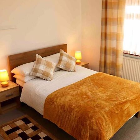 Cheerful 2 Bedroom Residential Home - Free Parking Лідс Екстер'єр фото