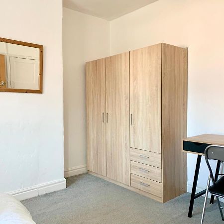 Cheerful 2 Bedroom Residential Home - Free Parking Лідс Екстер'єр фото