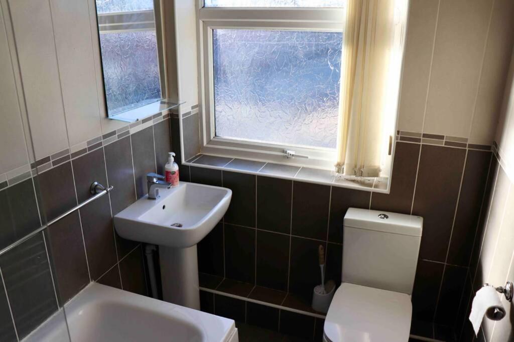 Cheerful 2 Bedroom Residential Home - Free Parking Лідс Екстер'єр фото