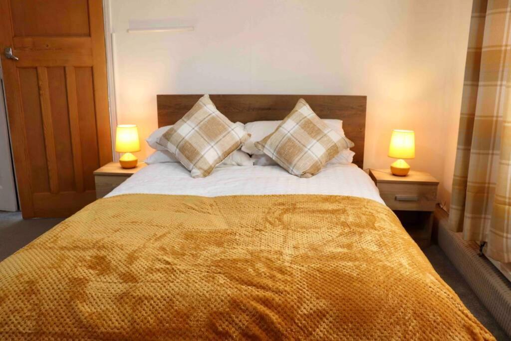 Cheerful 2 Bedroom Residential Home - Free Parking Лідс Екстер'єр фото
