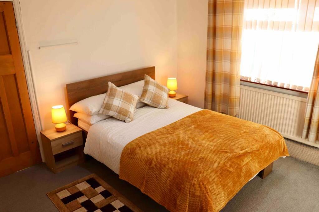 Cheerful 2 Bedroom Residential Home - Free Parking Лідс Екстер'єр фото