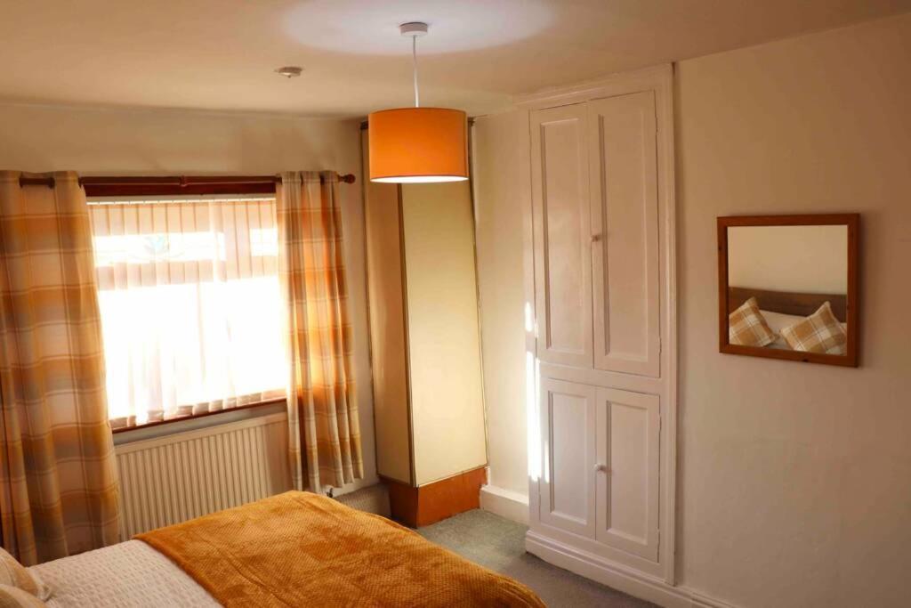 Cheerful 2 Bedroom Residential Home - Free Parking Лідс Екстер'єр фото
