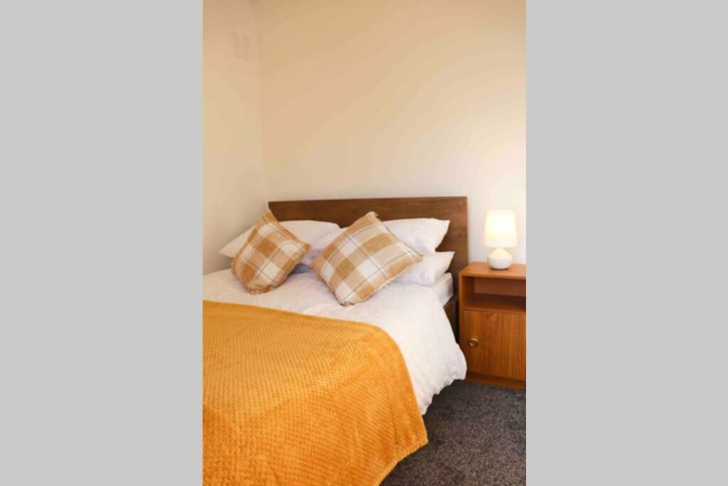 Cheerful 2 Bedroom Residential Home - Free Parking Лідс Екстер'єр фото