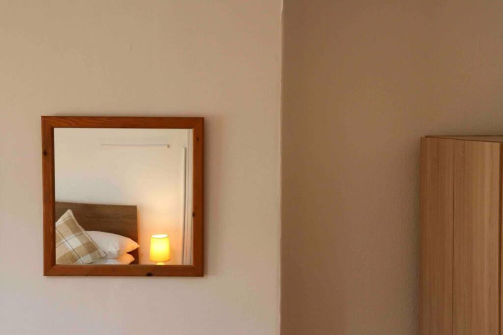 Cheerful 2 Bedroom Residential Home - Free Parking Лідс Екстер'єр фото