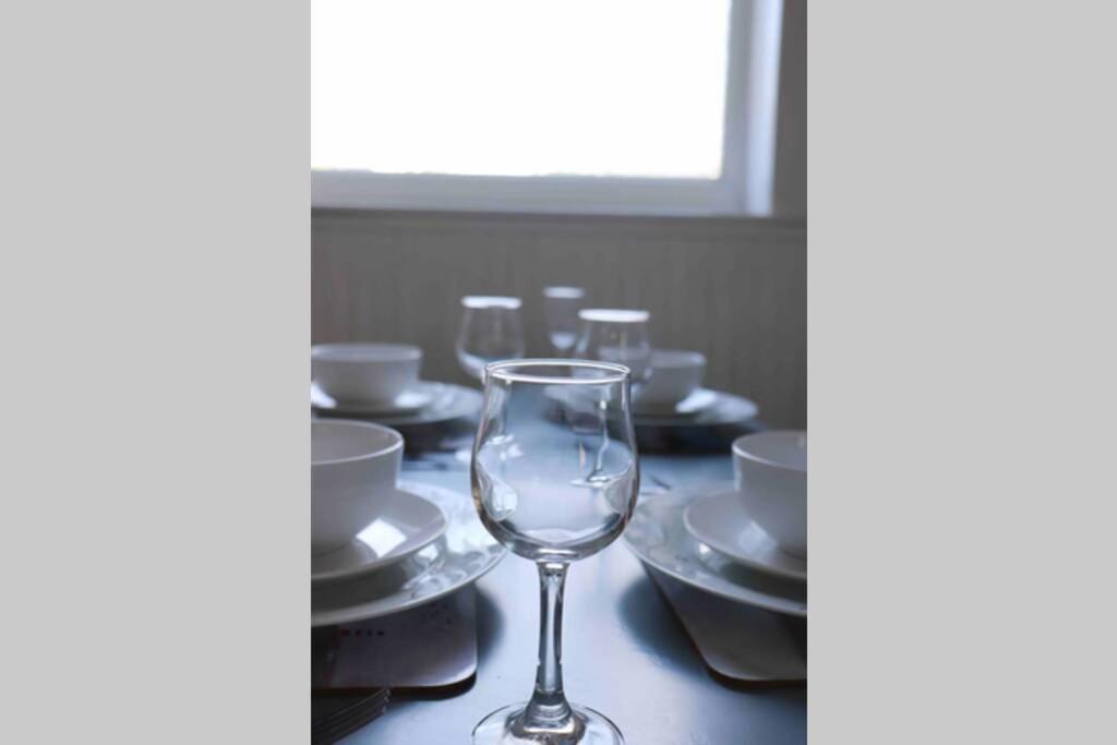Cheerful 2 Bedroom Residential Home - Free Parking Лідс Екстер'єр фото