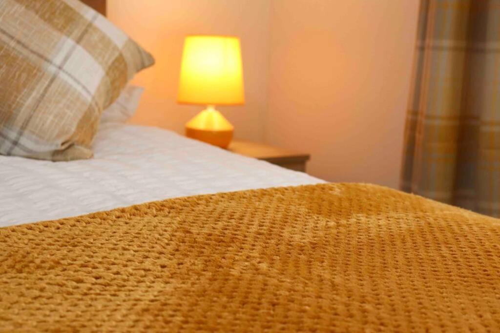 Cheerful 2 Bedroom Residential Home - Free Parking Лідс Екстер'єр фото