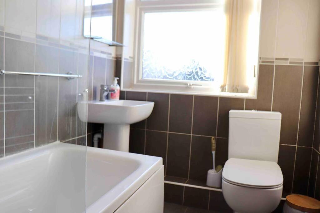 Cheerful 2 Bedroom Residential Home - Free Parking Лідс Екстер'єр фото