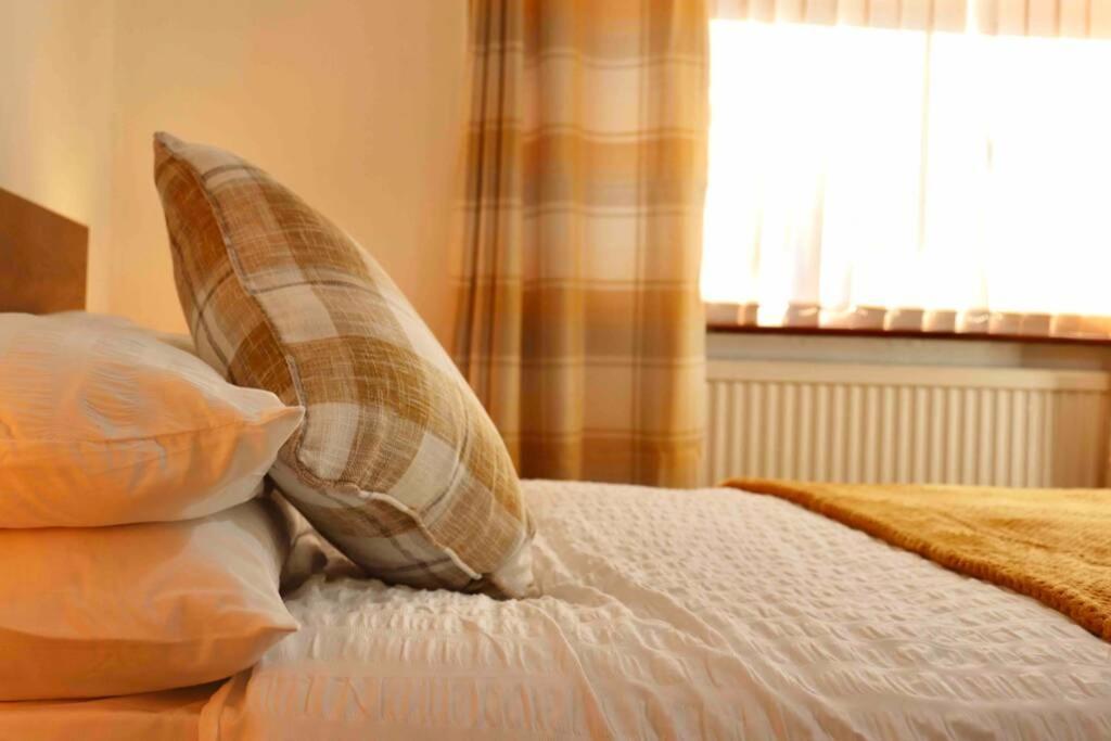 Cheerful 2 Bedroom Residential Home - Free Parking Лідс Екстер'єр фото