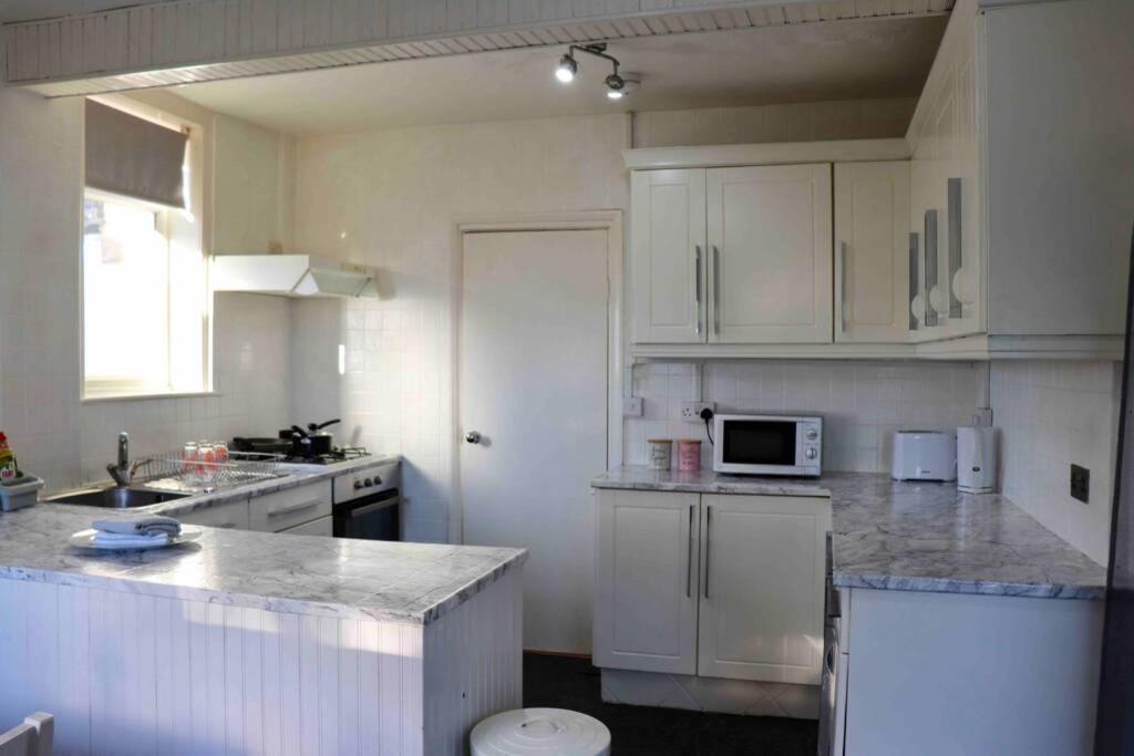 Cheerful 2 Bedroom Residential Home - Free Parking Лідс Екстер'єр фото
