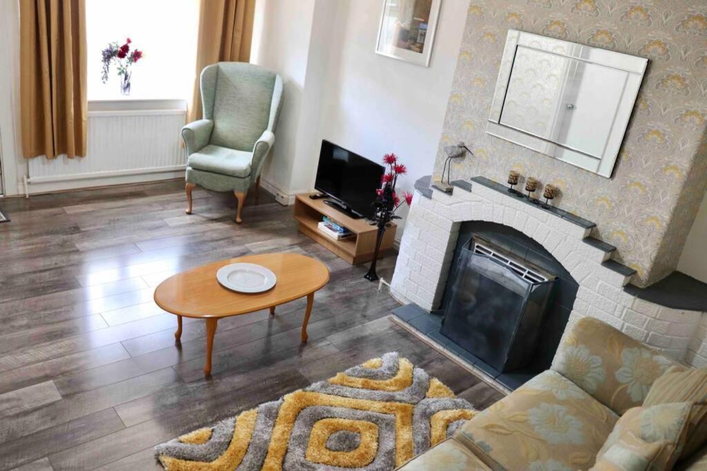 Cheerful 2 Bedroom Residential Home - Free Parking Лідс Екстер'єр фото