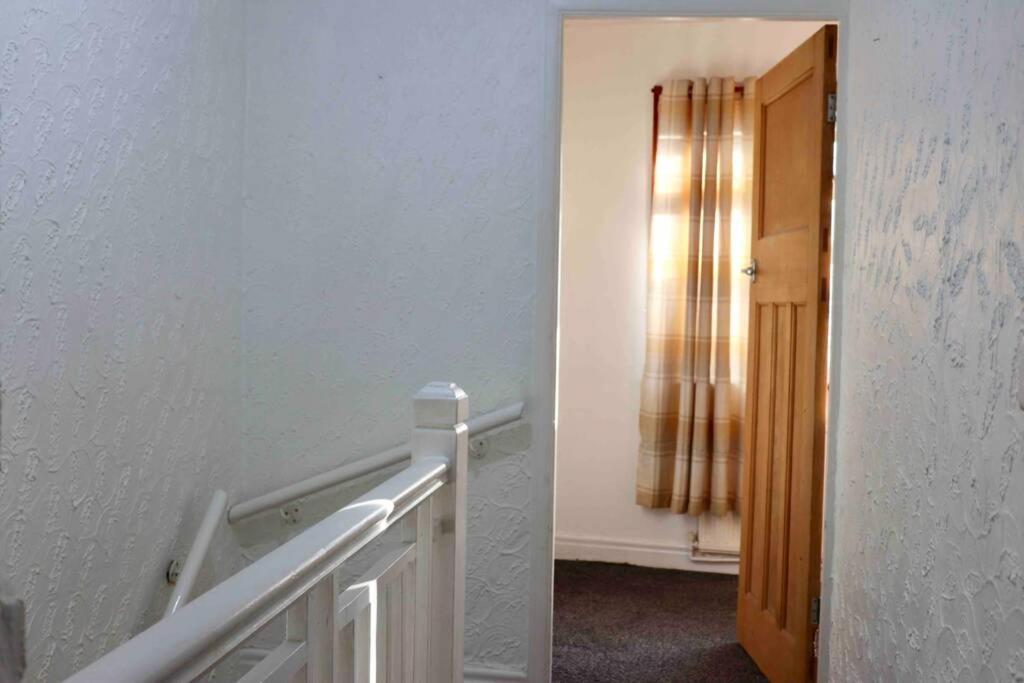 Cheerful 2 Bedroom Residential Home - Free Parking Лідс Екстер'єр фото