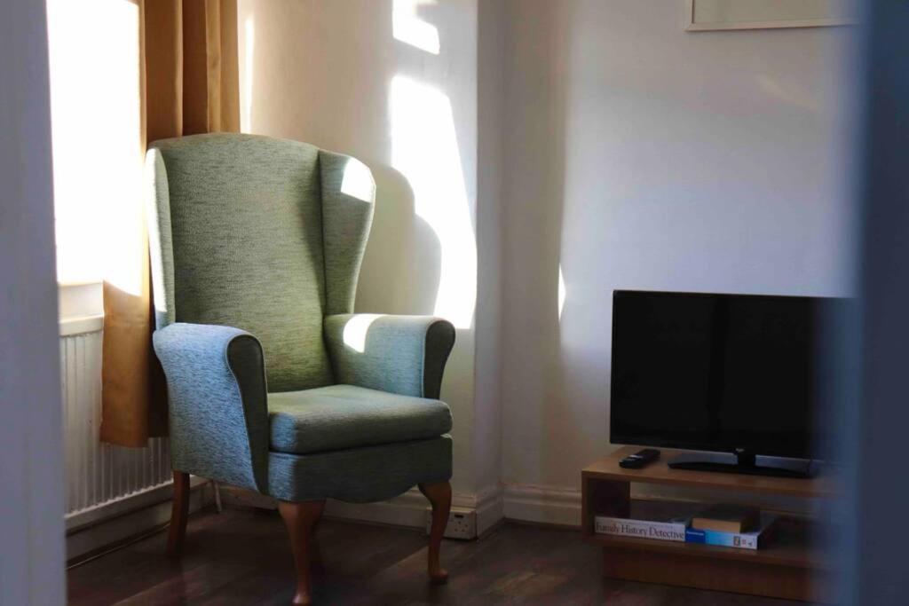 Cheerful 2 Bedroom Residential Home - Free Parking Лідс Екстер'єр фото
