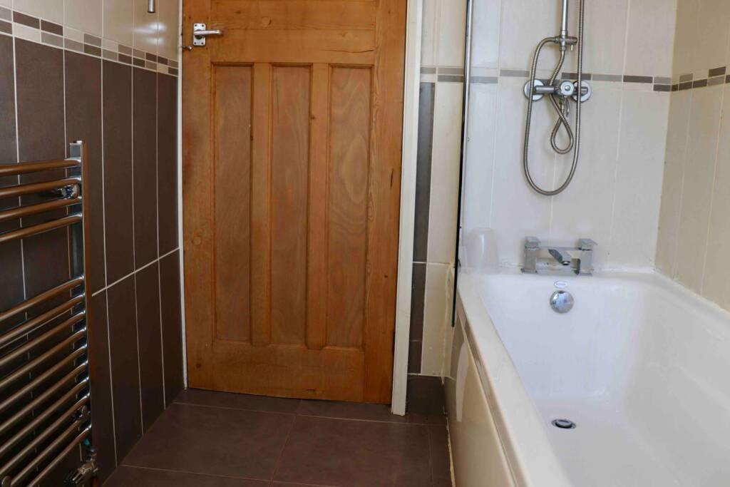 Cheerful 2 Bedroom Residential Home - Free Parking Лідс Екстер'єр фото