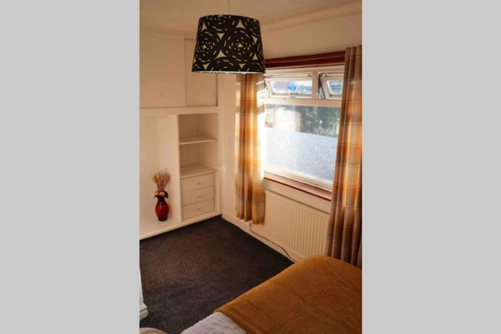 Cheerful 2 Bedroom Residential Home - Free Parking Лідс Екстер'єр фото