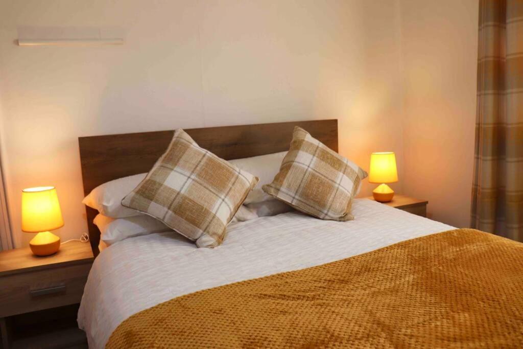 Cheerful 2 Bedroom Residential Home - Free Parking Лідс Екстер'єр фото