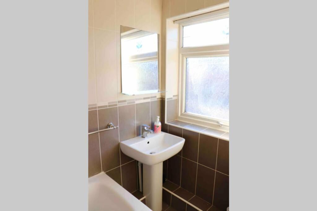 Cheerful 2 Bedroom Residential Home - Free Parking Лідс Екстер'єр фото