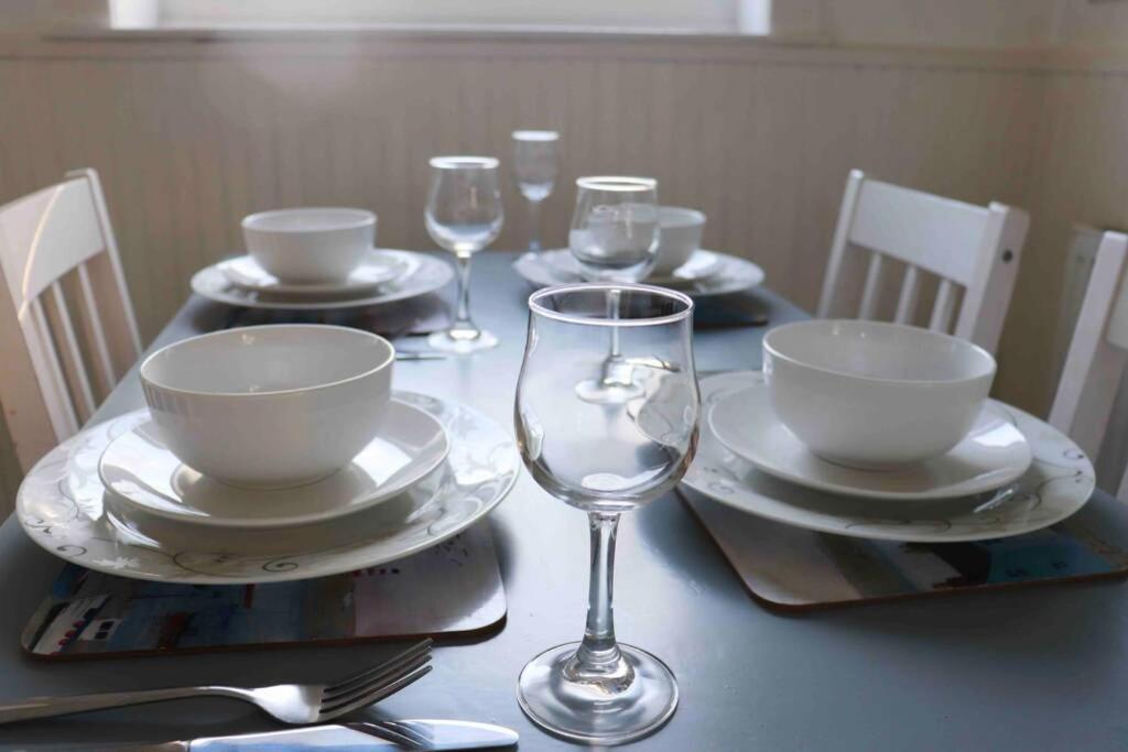 Cheerful 2 Bedroom Residential Home - Free Parking Лідс Екстер'єр фото