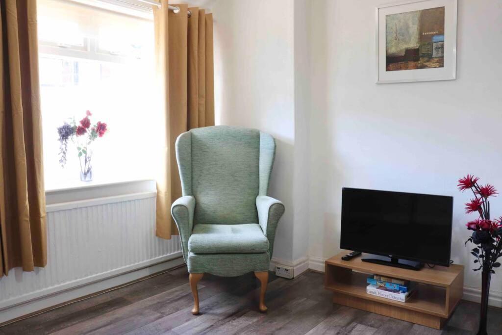 Cheerful 2 Bedroom Residential Home - Free Parking Лідс Екстер'єр фото