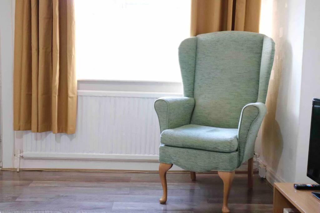 Cheerful 2 Bedroom Residential Home - Free Parking Лідс Екстер'єр фото