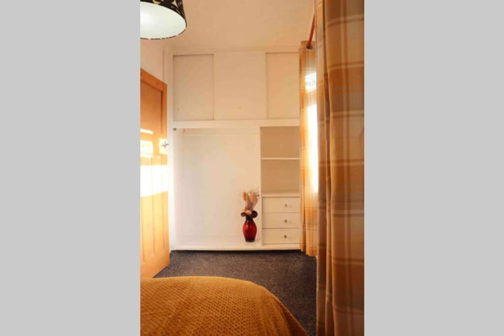 Cheerful 2 Bedroom Residential Home - Free Parking Лідс Екстер'єр фото