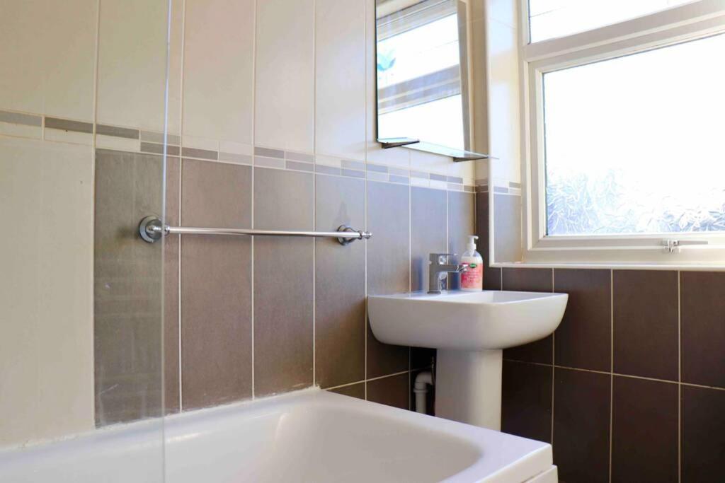 Cheerful 2 Bedroom Residential Home - Free Parking Лідс Екстер'єр фото