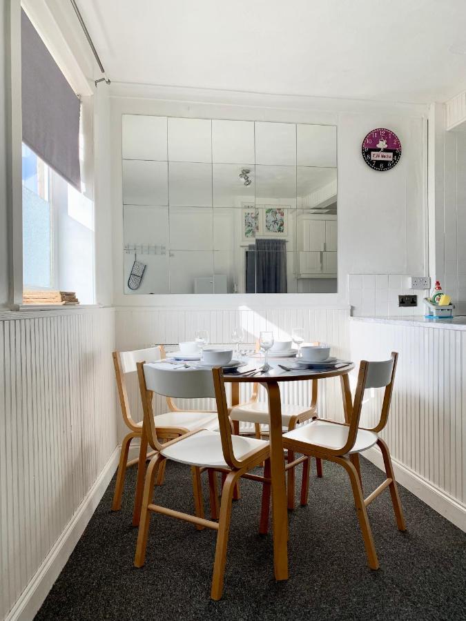 Cheerful 2 Bedroom Residential Home - Free Parking Лідс Екстер'єр фото
