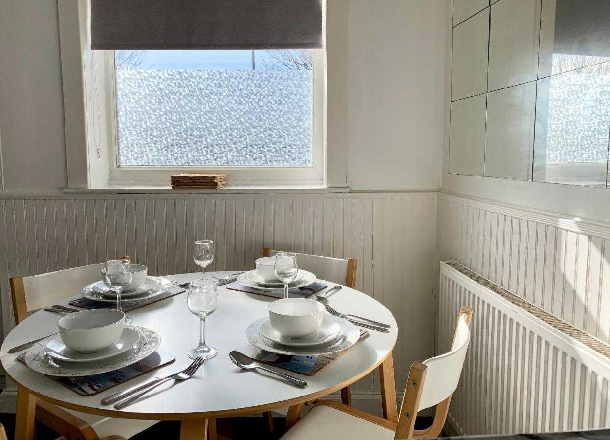 Cheerful 2 Bedroom Residential Home - Free Parking Лідс Екстер'єр фото