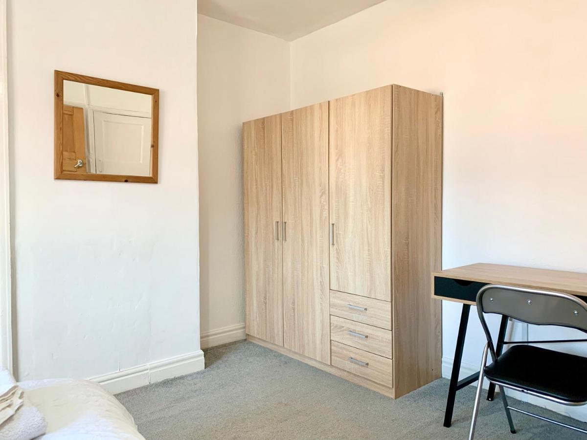 Cheerful 2 Bedroom Residential Home - Free Parking Лідс Екстер'єр фото